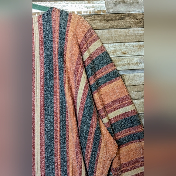 Coco + Jaimeson Fuzzy Soft Stripe Hi/Lo Drop Shoulder Tunic - Picture 13 of 16